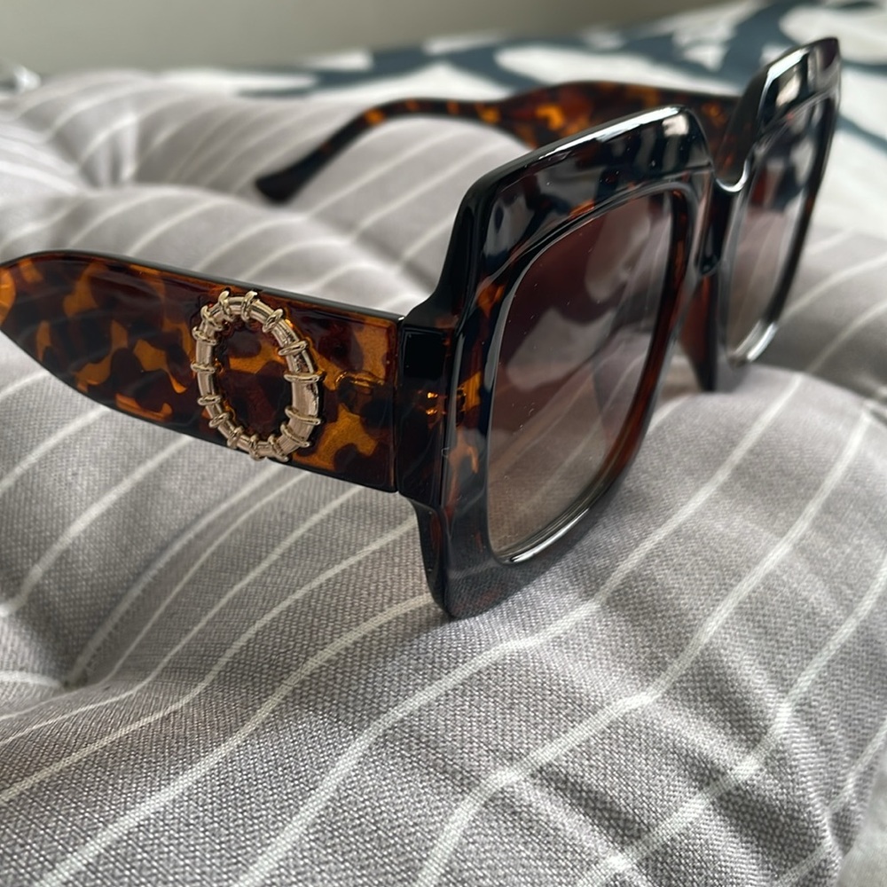 Get ready for summer with this oversized sunglasses. - Picture 3 of 4